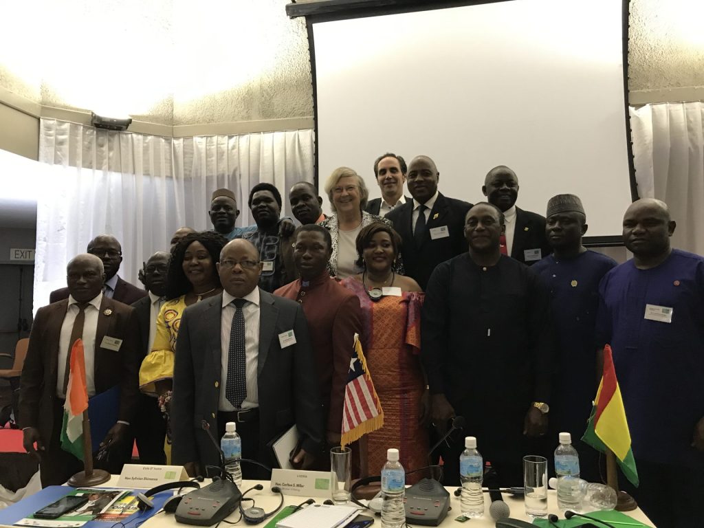 Parlamentarier*innen aus den vier Ländern, die an der Konferenz in Sierra Leone teilgenommen haben mit den GRC Vertreter*innen